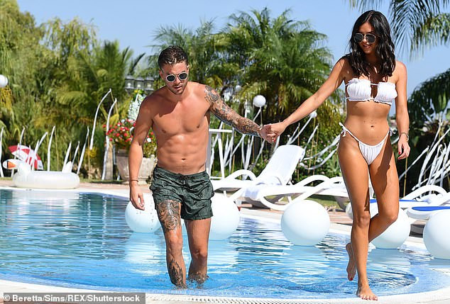 Hoa hậu Shelby Tribble tươi trẻ đầy sức sống, tình tứ với bạn trai ở bể bơi ảnh 8