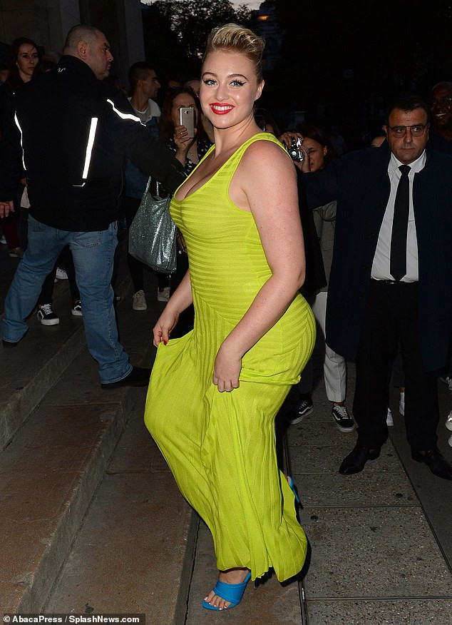 Siêu mẫu ngoại cỡ Iskra Lawrence mặc đầm tôn ngực đầy nóng bỏng ảnh 2