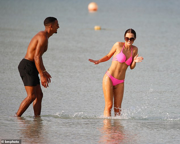 Helen Flanagan khoe dáng nóng bỏng, tình tứ bên bạn trai ở biển ảnh 4