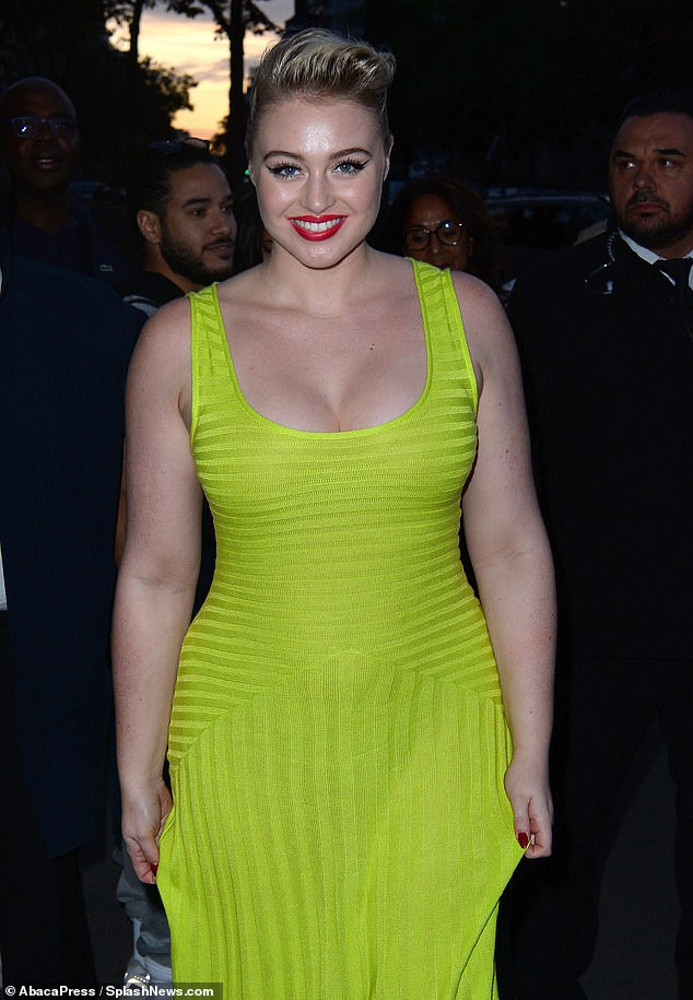 Siêu mẫu ngoại cỡ Iskra Lawrence mặc đầm tôn ngực đầy nóng bỏng ảnh 3