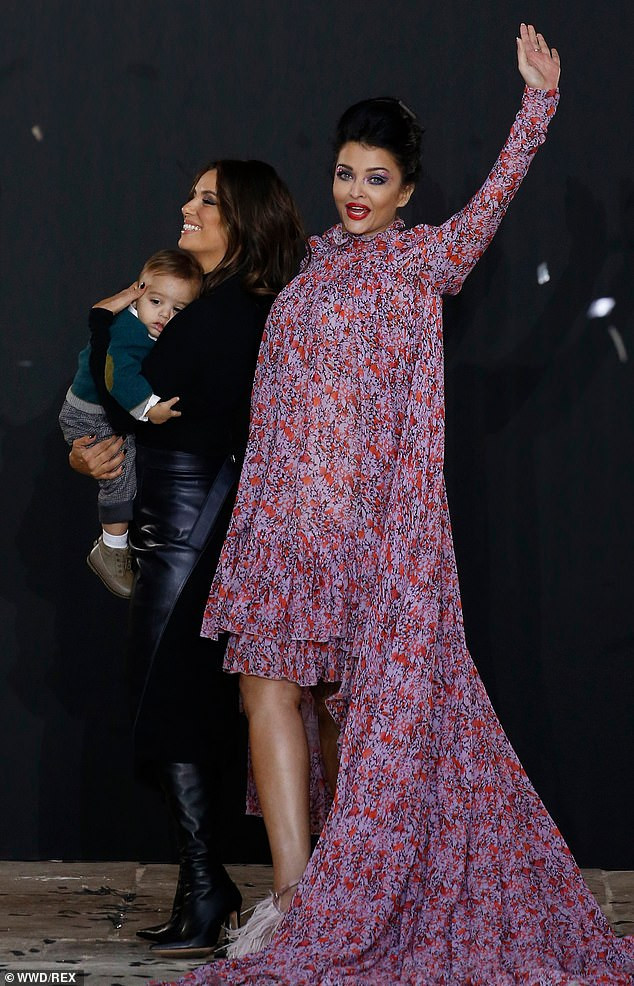 'Hoa hậu đẹp nhất mọi thời đại' Aishwarya Rai quyến rũ trên sàn catwalk ảnh 4