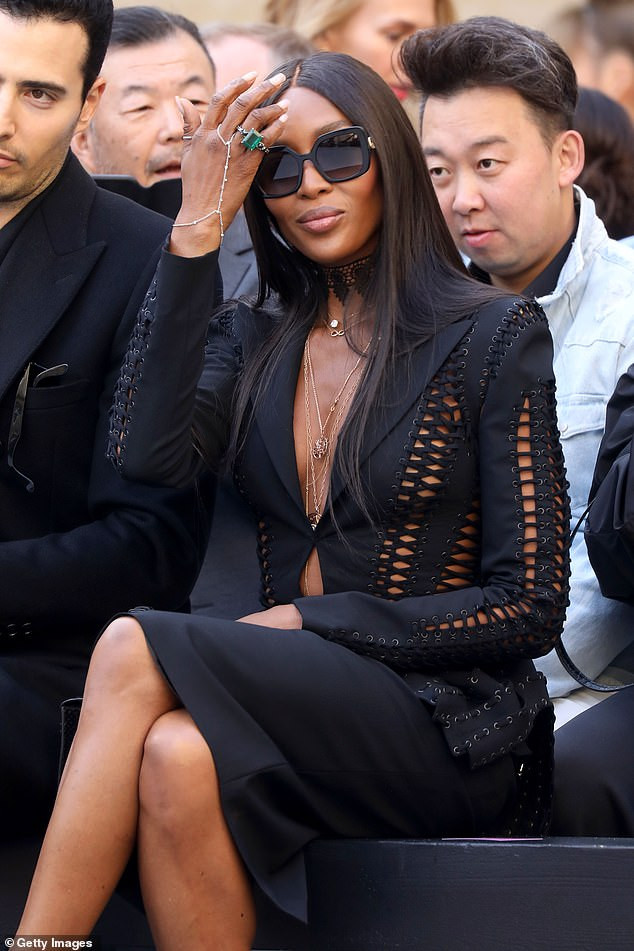 Siêu mẫu ngoại cỡ Iskra Lawrence mặc đầm tôn ngực đầy nóng bỏng ảnh 6