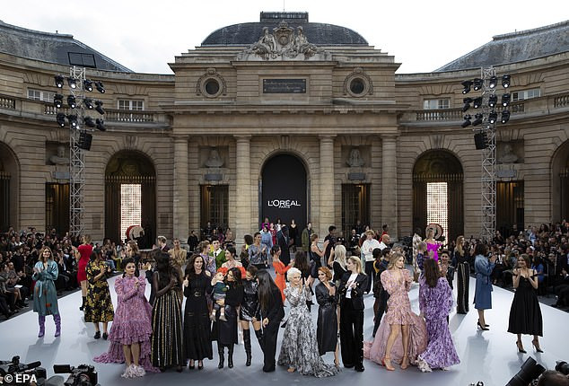 'Hoa hậu đẹp nhất mọi thời đại' Aishwarya Rai quyến rũ trên sàn catwalk ảnh 8