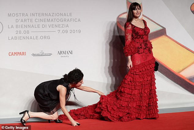 'Tượng đài nhan sắc Ý' gây bất ngờ với vẻ trẻ trung, mốt khoe nội y sành điệu ảnh 7