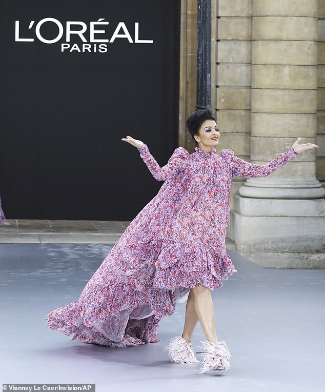 Siêu mẫu ngoại cỡ Iskra Lawrence mặc đầm tôn ngực đầy nóng bỏng ảnh 8