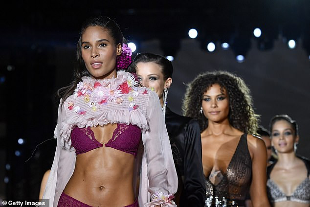 Siêu mẫu nội y Cindy Bruna đẹp nuột nà mê hoặc trên sàn catwalk ảnh 3