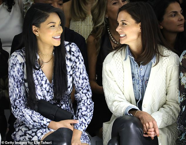 Katie Holmes gây ngạc nhiên với mốt không nội y, trẻ trung bất ngờ trên phố ảnh 2