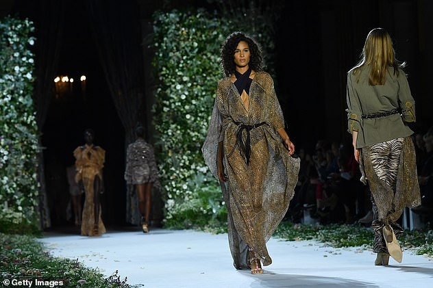 Siêu mẫu nội y Cindy Bruna ra phố sành điệu, chân thon dài 'mê mải' ảnh 4