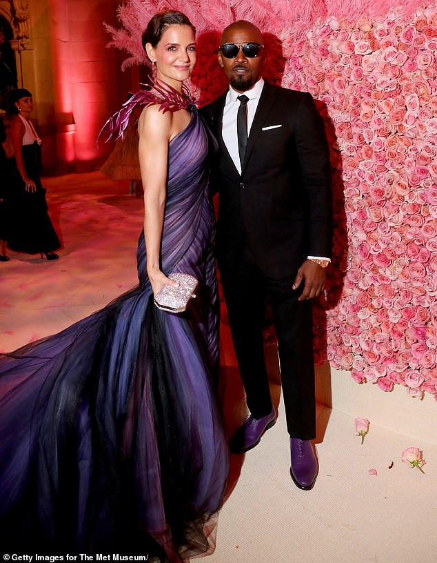 Katie Holmes lại khiến fans sửng sốt khi trẻ trung như đôi mươi trên phố ảnh 6