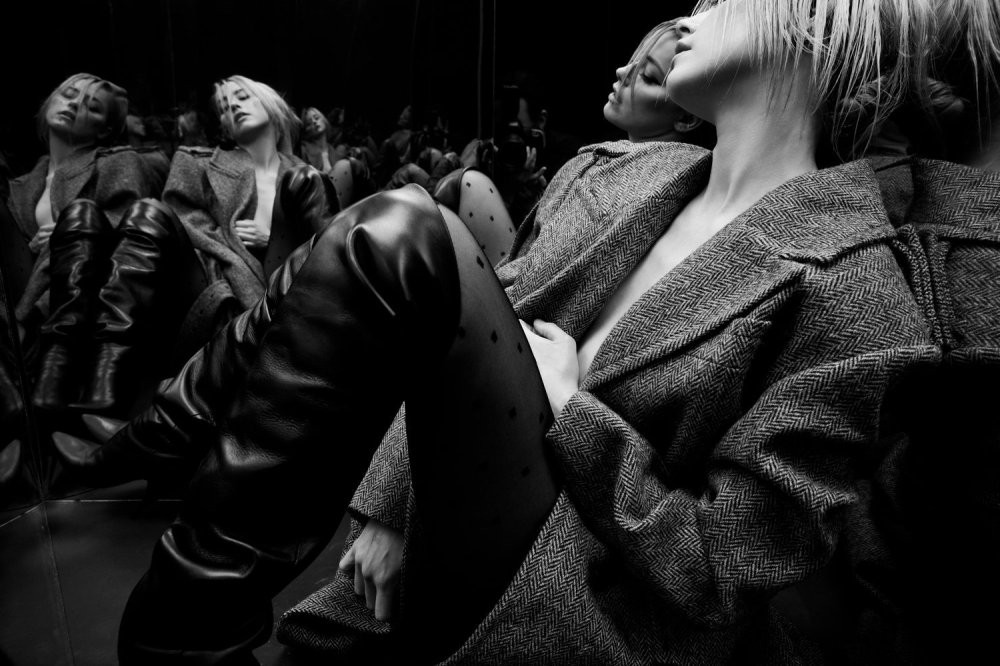 Amber Heard - vợ cũ 'cướp biển' Johnny Depp phô trọn ngực trần trên tạp chí ảnh 4