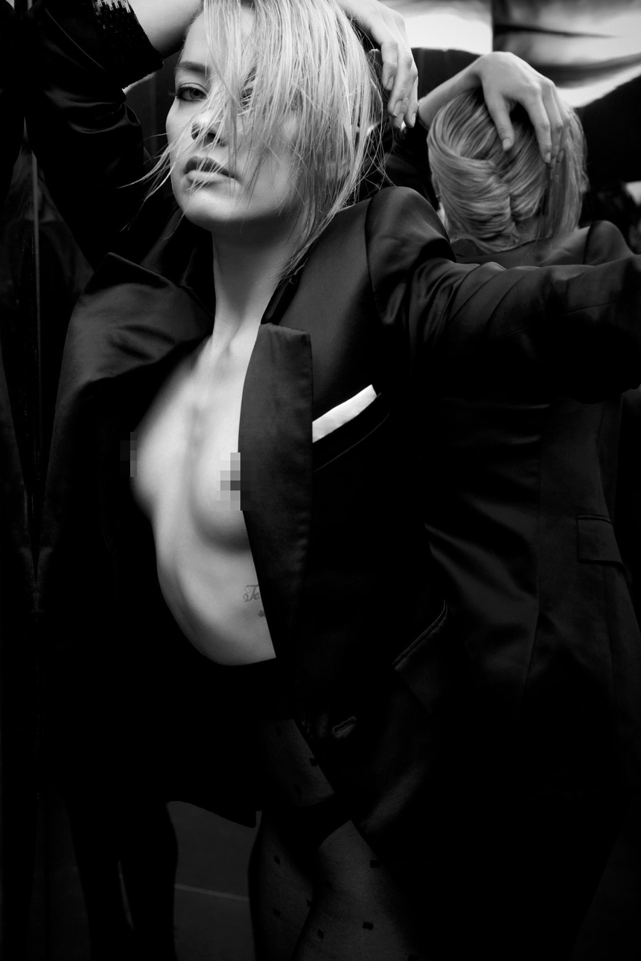 Amber Heard - vợ cũ 'cướp biển' Johnny Depp phô trọn ngực trần trên tạp chí ảnh 1