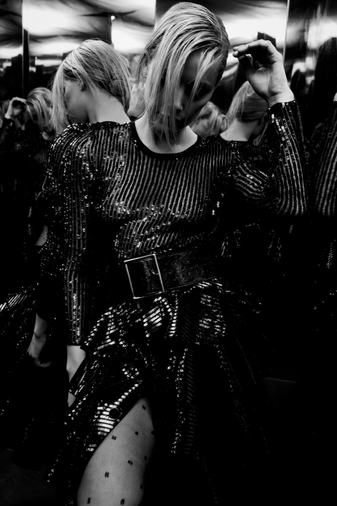 Amber Heard - vợ cũ 'cướp biển' Johnny Depp phô trọn ngực trần trên tạp chí ảnh 2