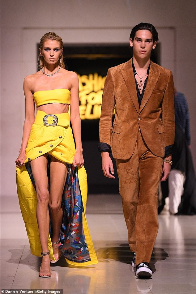 'Thiên thần nội y' Stella Maxwell lộ nguyên vòng 1 khiến khách mời 'đỏ mặt' ảnh 8