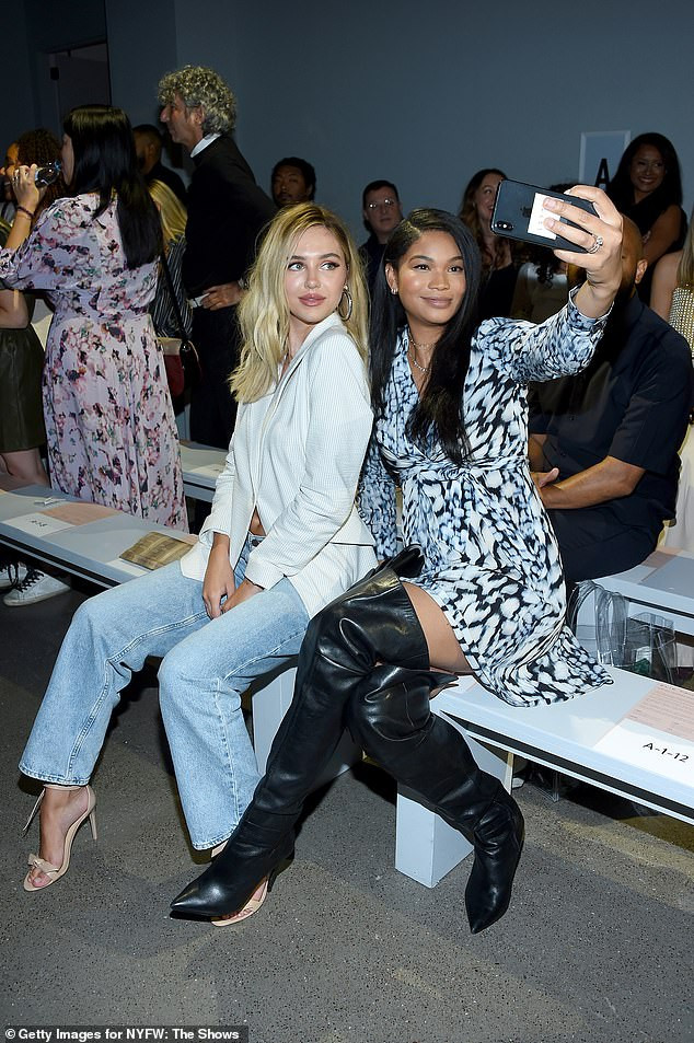 Người mẫu 9x hớ hênh ở sự kiện khiến người nhìn phải 'đỏ mặt' ảnh 7