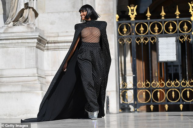 Giật mình với áo màu nude như không mặc của mỹ nhân Hollywood ảnh 4