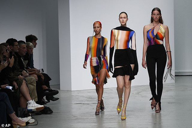 Bella Hadid kiêu sa, đẹp như tạc tượng hút mọi ánh nhìn trên đường băng ảnh 8