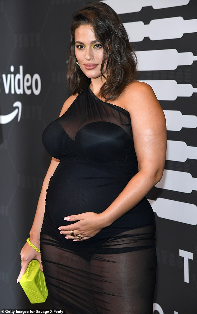 Mẫu ngoại cỡ Ashley Graham bầu 5 tháng vẫn mặc xuyên thấu gợi cảm ảnh 3