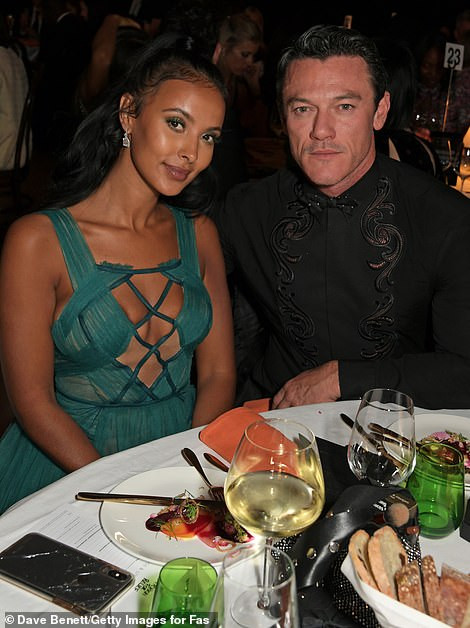 Nữ MC đài BBC mặc váy cắt xẻ, o ép vòng 1 quá đà ảnh 7