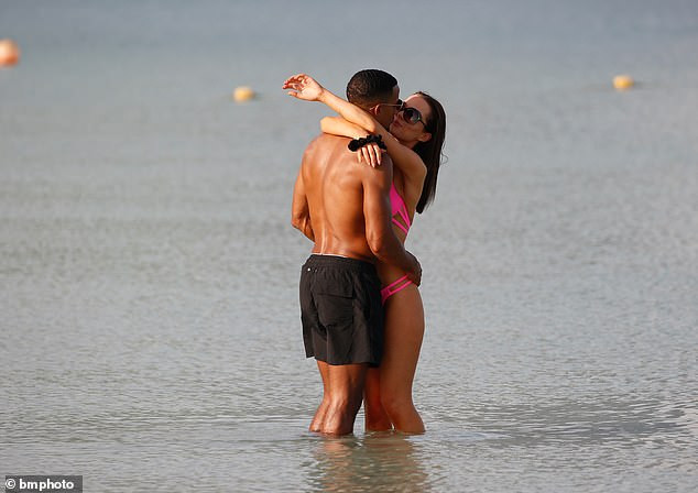 Helen Flanagan khoe dáng nóng bỏng, tình tứ bên bạn trai ở biển ảnh 2