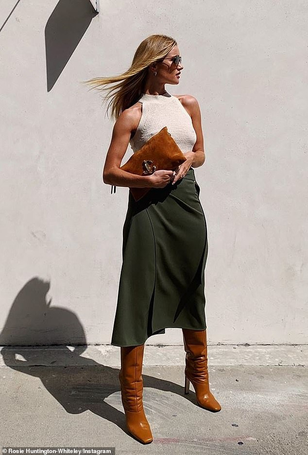 Diện mốt không nội y xuống phố, bạn gái 'Người vận chuyển' gợi cảm hút hồn ảnh 1