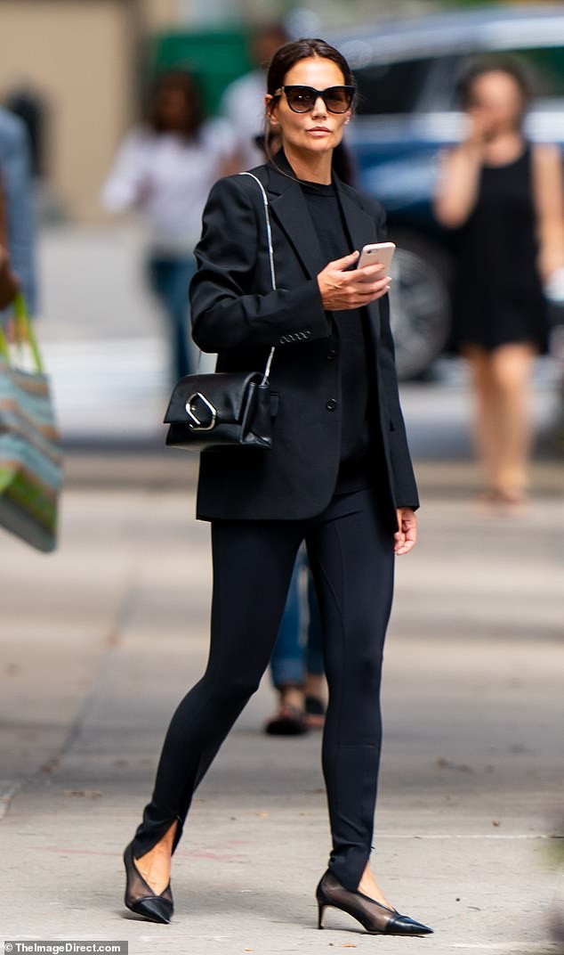 Hậu chia tay Jamie Foxx, Katie Holmes quyến rũ bất ngờ với váy xẻ ngực sâu ảnh 6