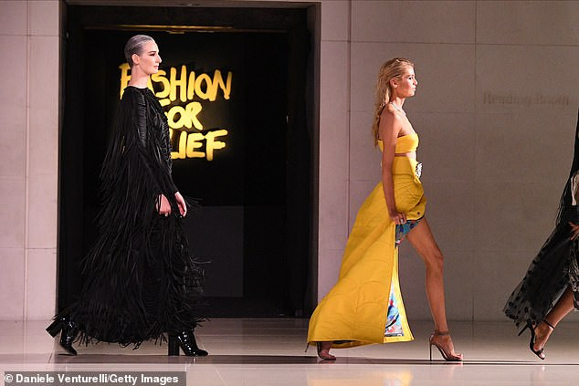 'Thiên thần nội y' Stella Maxwell lộ nguyên vòng 1 khiến khách mời 'đỏ mặt' ảnh 11