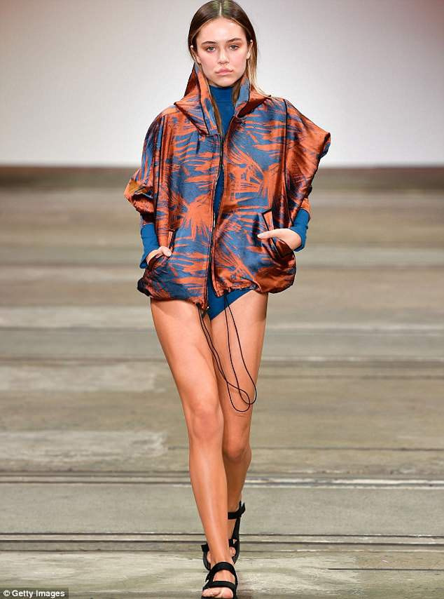 Người mẫu 9x hớ hênh ở sự kiện khiến người nhìn phải 'đỏ mặt' ảnh 12