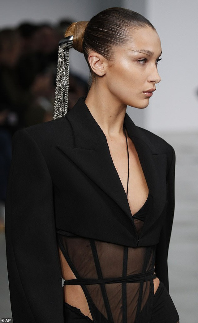 Bella Hadid kiêu sa, đẹp như tạc tượng hút mọi ánh nhìn trên đường băng ảnh 6
