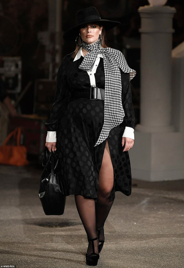 Mẫu ngoại cỡ Ashley Graham bầu 5 tháng vẫn mặc xuyên thấu gợi cảm ảnh 5