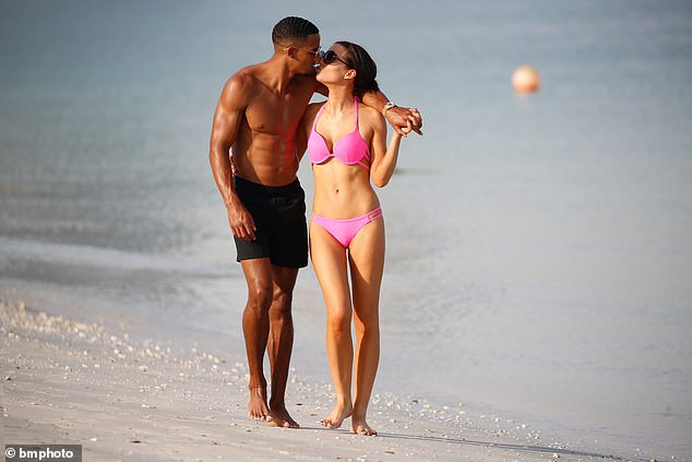 Helen Flanagan khoe dáng nóng bỏng, tình tứ bên bạn trai ở biển ảnh 8