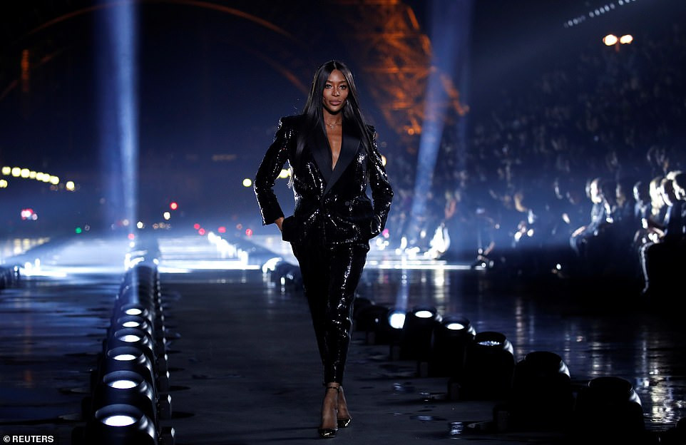 Con gái Cindy Crawford để ngực trần catwalk cùng 'báo đen' Naomi Campbell ảnh 5