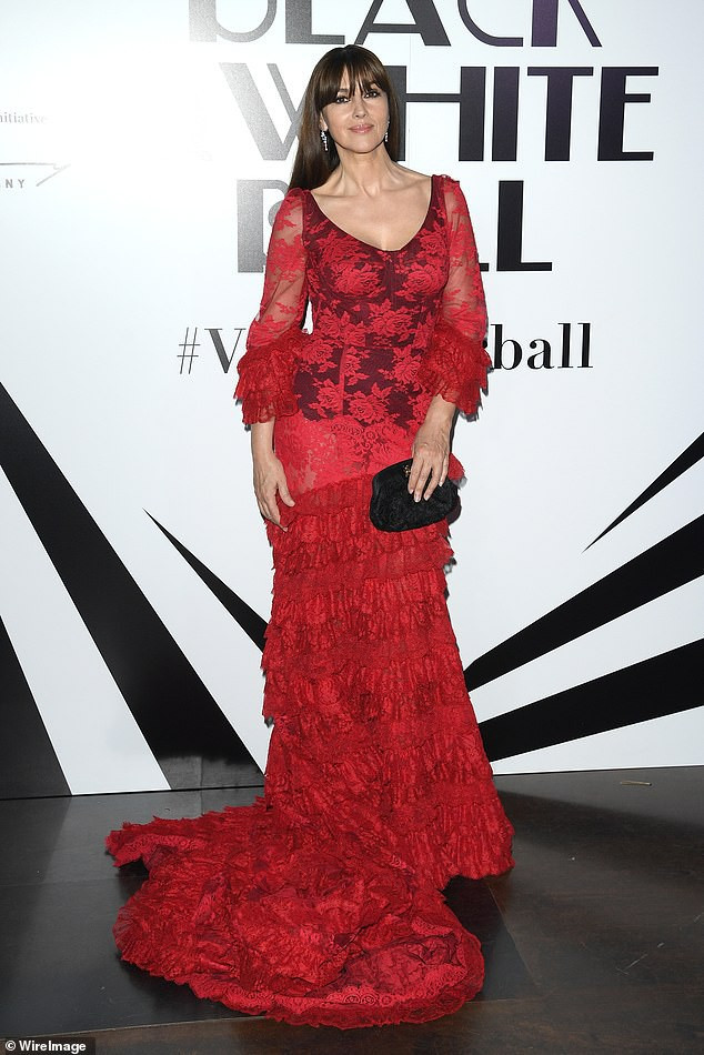 'Tượng đài nhan sắc Ý' gây bất ngờ với vẻ trẻ trung, mốt khoe nội y sành điệu ảnh 8