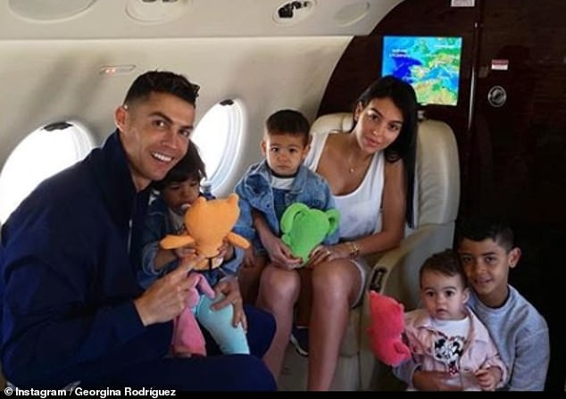 Bạn gái diện đầm bó sát tôn ngực, e ấp bên Cristiano Ronaldo ảnh 4