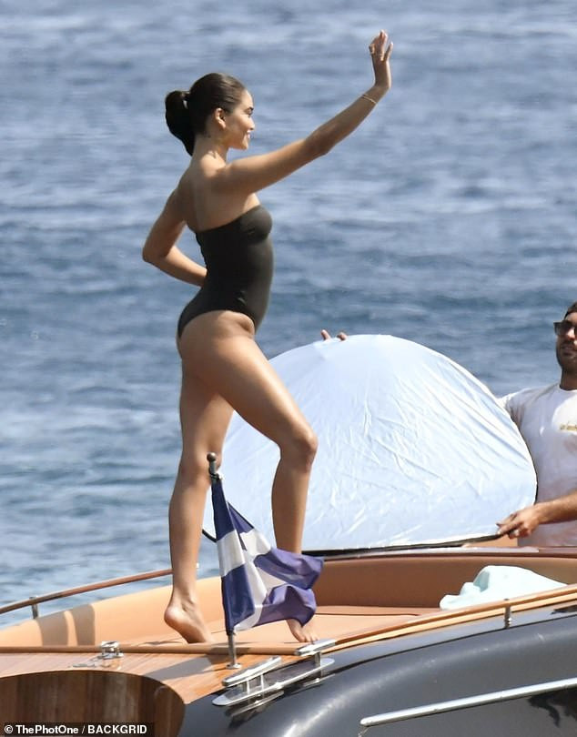 Siêu mẫu Úc Shanina Shaik khoe dáng săn chắc nóng bỏng với áo tắm ảnh 3