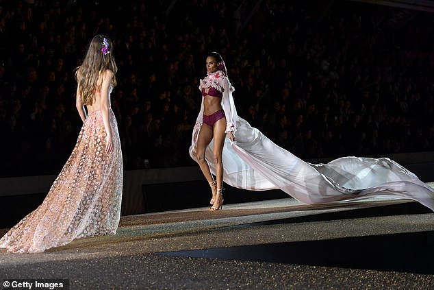 Siêu mẫu nội y Cindy Bruna đẹp nuột nà mê hoặc trên sàn catwalk ảnh 4