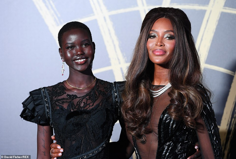 'Báo đen' huyền thoại Naomi Campbell mặc như không ở tuổi 49 gây choáng váng ảnh 4