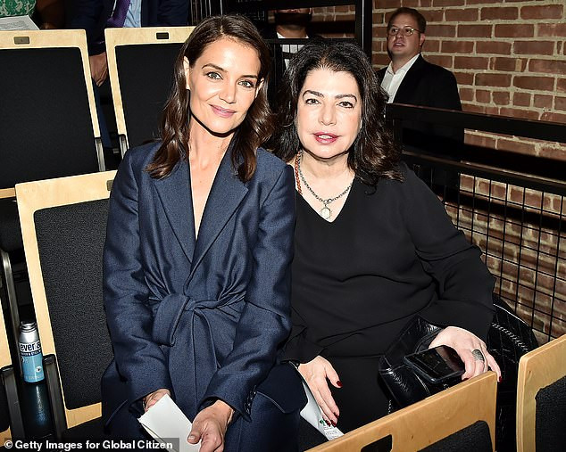 Katie Holmes gây ngỡ ngàng, như một fashionista trên phố ảnh 9