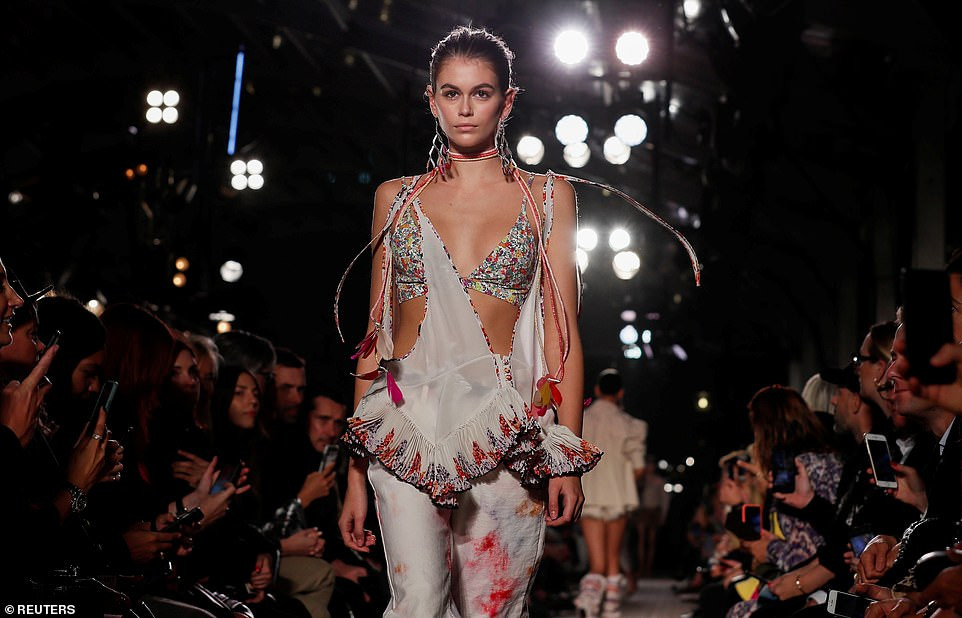 Con gái Cindy Crawford mặc nội y khoe ngực đầy, eo thon hút mắt trên sàn catwalk ảnh 1