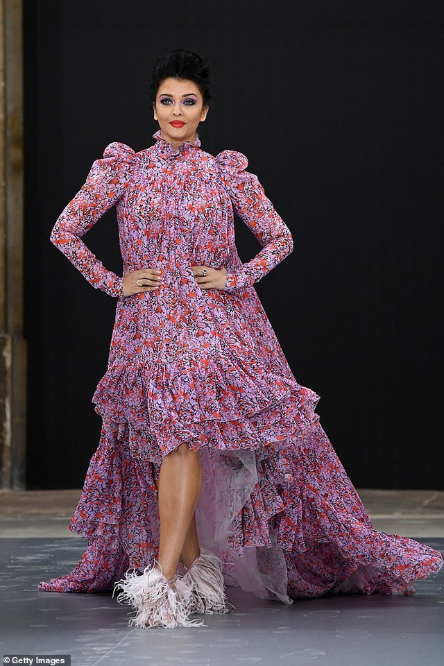 'Hoa hậu đẹp nhất mọi thời đại' Aishwarya Rai quyến rũ trên sàn catwalk ảnh 3