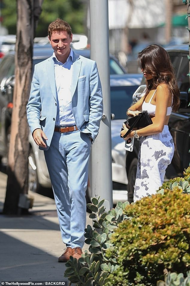 Ca sĩ Mỹ tham gia MV Sơn Tùng M-TP mặc crop top bé xíu, gợi cảm trên phố ảnh 3