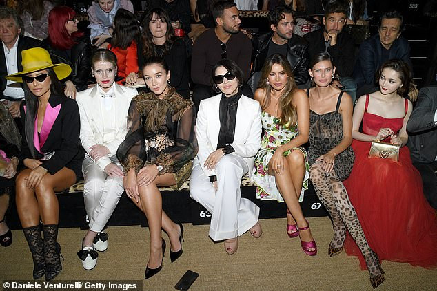 'Tượng đài nhan sắc Ý' gây bất ngờ với vẻ trẻ trung, mốt khoe nội y sành điệu ảnh 4