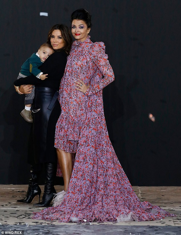 'Hoa hậu đẹp nhất mọi thời đại' Aishwarya Rai quyến rũ trên sàn catwalk ảnh 5