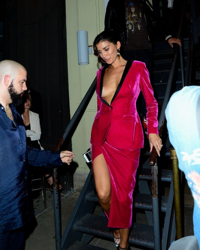 'Mỹ nhân nóng bỏng nhất Canada' gây sốc với phong cách không nội y ảnh 1