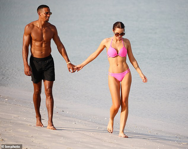 Helen Flanagan khoe dáng nóng bỏng, tình tứ bên bạn trai ở biển ảnh 5