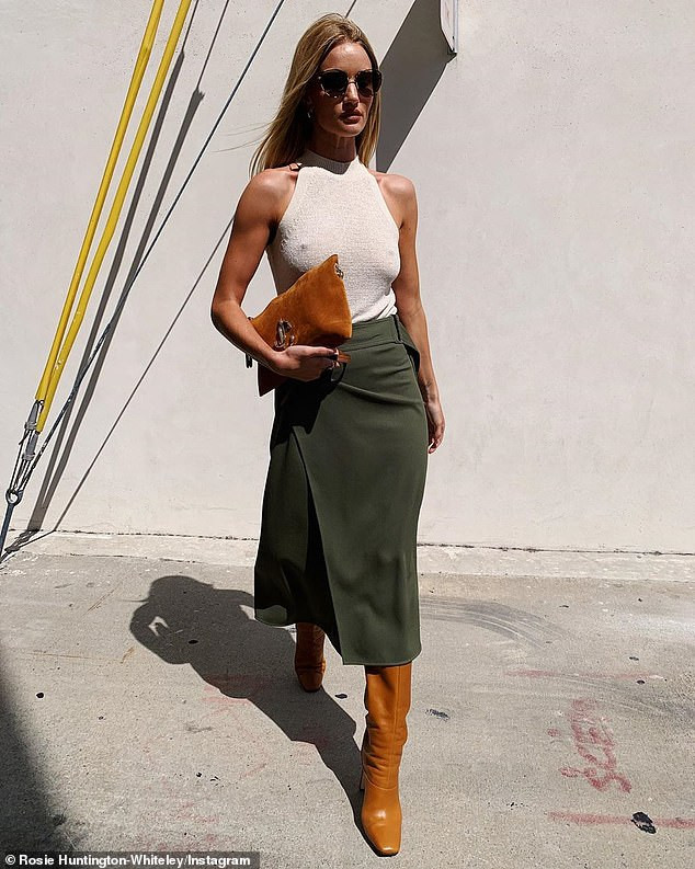 Diện mốt không nội y xuống phố, bạn gái 'Người vận chuyển' gợi cảm hút hồn ảnh 4