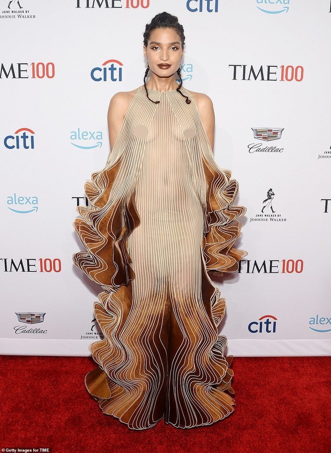 Người đẹp chuyển giới Indya Moore mặc hở trên, xẻ bạo dưới phản cảm ảnh 5