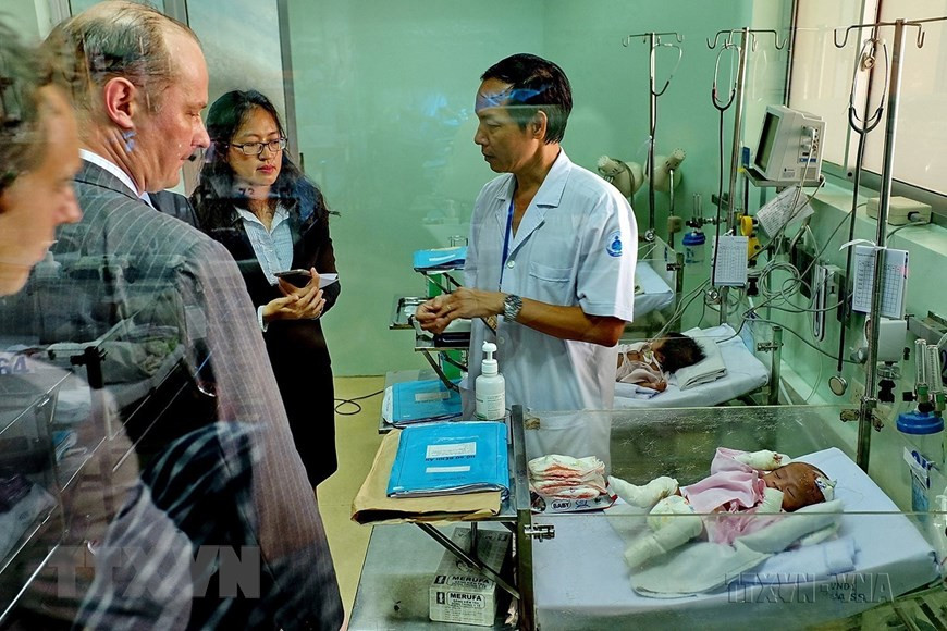 Đoàn đại biểu Quỹ Urgo Foundation (Tập đoàn URGO của Pháp) thăm các bệnh nhi mắc bệnh lý EB (Ly thượng bì bóng nước) tại Khoa Sơ sinh, Bệnh viện Nhi đồng 1 (Thành phố Hồ Chí Minh, 6/9/2016). (Ảnh: Thế Anh/TTXVN) Đoàn đại biểu Quỹ Urgo Foundation (Tập đoàn URGO của Pháp) thăm các bệnh nhi mắc bệnh lý EB (Ly thượng bì bóng nước) tại Khoa Sơ sinh, Bệnh viện Nhi đồng 1 (Thành phố Hồ Chí Minh, 6/9/2016). (Ảnh: Thế Anh/TTXVN)