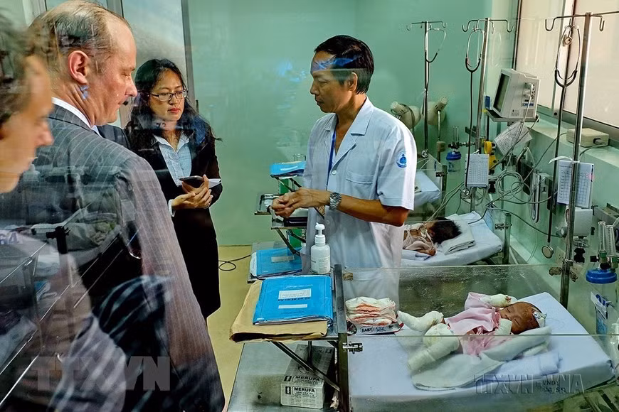 Đoàn đại biểu Quỹ Urgo Foundation (Tập đoàn URGO của Pháp) thăm các bệnh nhi mắc bệnh lý EB (Ly thượng bì bóng nước) tại Khoa Sơ sinh, Bệnh viện Nhi đồng 1 (Thành phố Hồ Chí Minh, 6/9/2016). (Ảnh: Thế Anh/TTXVN)