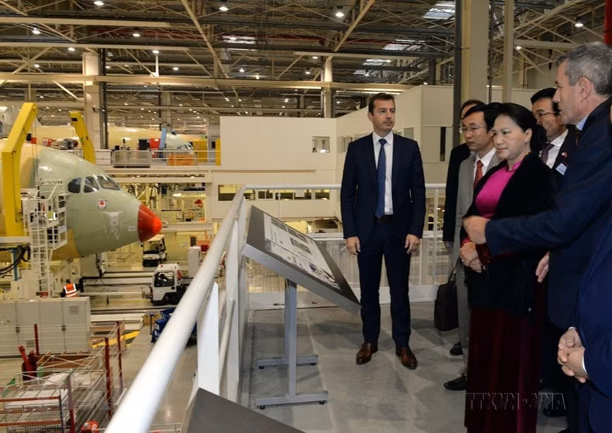 Chủ tịch Quốc hội Nguyễn Thị Kim Ngân thăm Nhà máy chế tạo và sản xuất máy bay Airbus trong chuyến thăm chính thức Cộng hòa Pháp (Toulouse, 3/4/2019). (Ảnh: Trọng Đức/TTXVN)