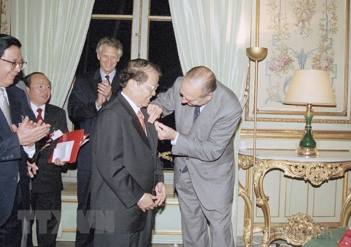 Ngày 28/10/2002, tại Điện Élyseé ở thủ đô Paris, Tổng thống Pháp Jacques Chirac trao tặng Huân chương Bắc Đẩu bội tinh hạng Nhất của Nhà nước Pháp cho Chủ tịch nước Trần Đức Lương. (Ảnh: Nguyễn Khang/TTXVN) Ngày 28/10/2002, tại Điện Élyseé ở thủ đô Paris, Tổng thống Pháp Jacques Chirac trao tặng Huân chương Bắc Đẩu bội tinh hạng Nhất của Nhà nước Pháp cho Chủ tịch nước Trần Đức Lương. (Ảnh: Nguyễn Khang/TTXVN)